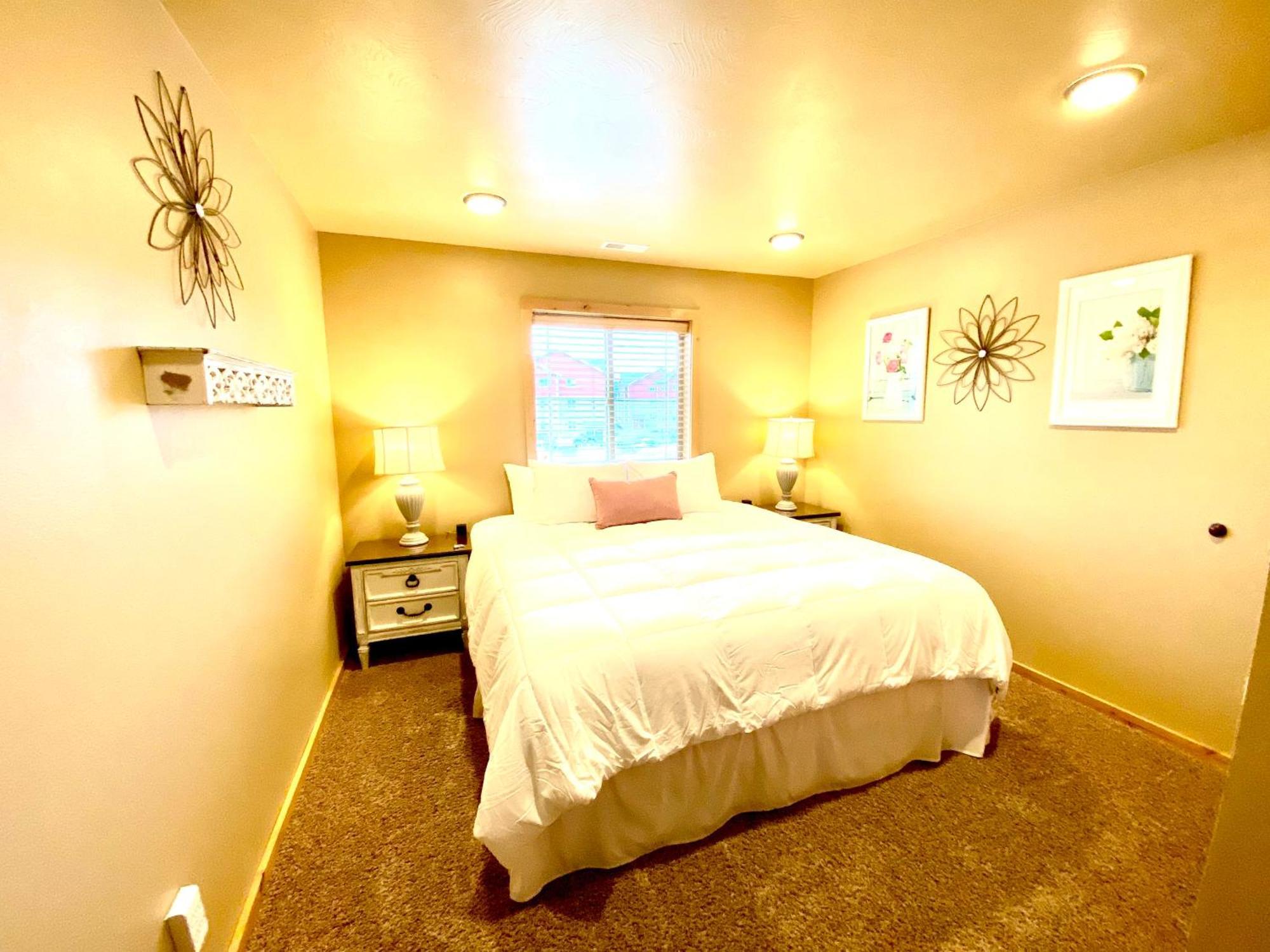 The Raspberry Garden Hotel Rexburg Room photo