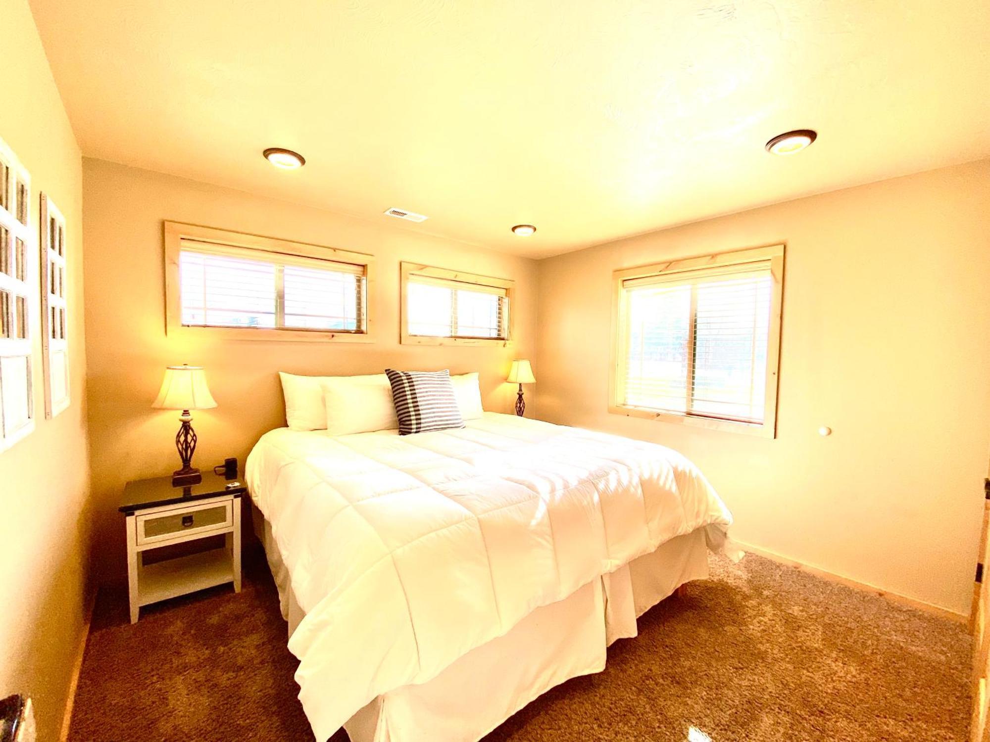 The Raspberry Garden Hotel Rexburg Room photo