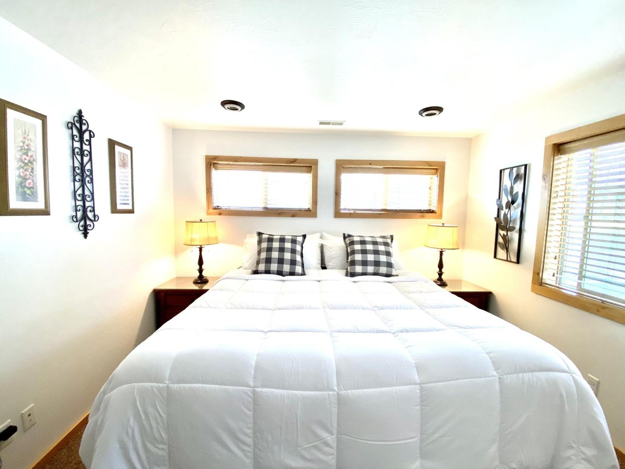 The Raspberry Garden Hotel Rexburg Room photo